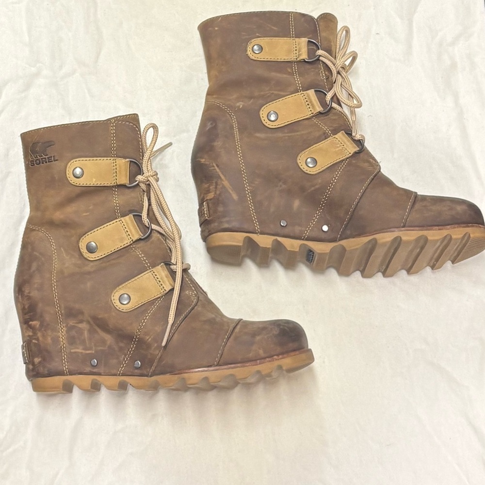 Sorel women’s wedge mid boots size 7.5